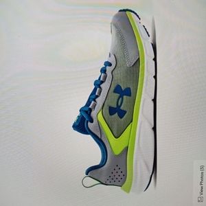 Boys Under Armour shoes size 4- big boys